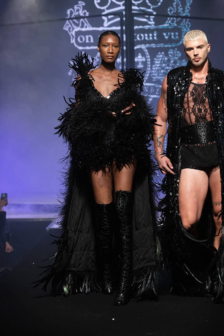 robe noire broderie cristaux et manteaux en plumes defile couture on aura tout vu